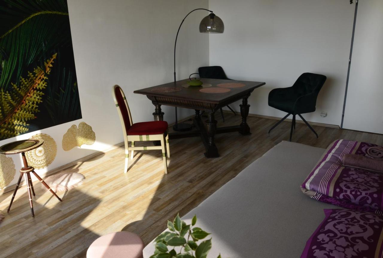 Between Baroque And Jungle 16' Airport 8' Downtown Apartmán